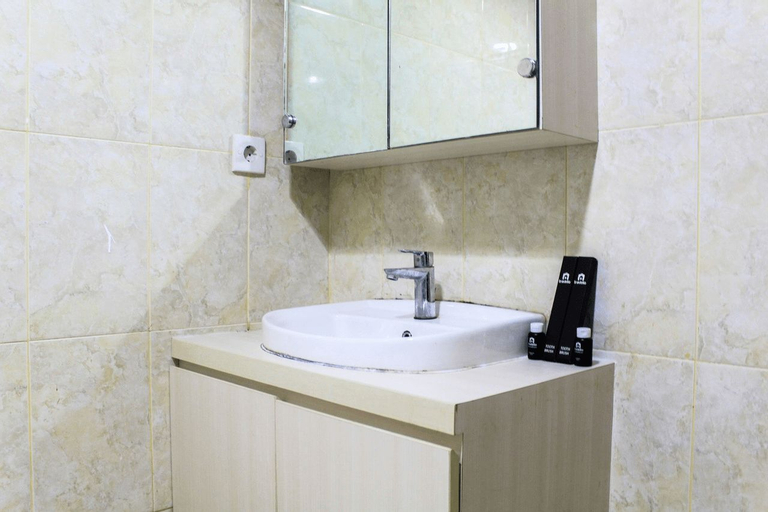 Fully Furnished Studio Apartment at Tamansari The Hive By Travelio, East Jakarta