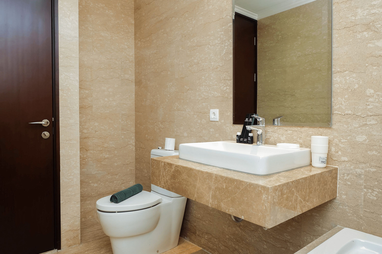 Bathroom 5, Highest Value Studio Room at Menteng Park Apartment By Travelio, Central Jakarta
