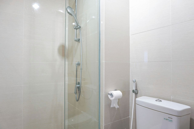 Bathroom 5, Exclusive Studio Puri Mansion Apartment By Travelio, West Jakarta