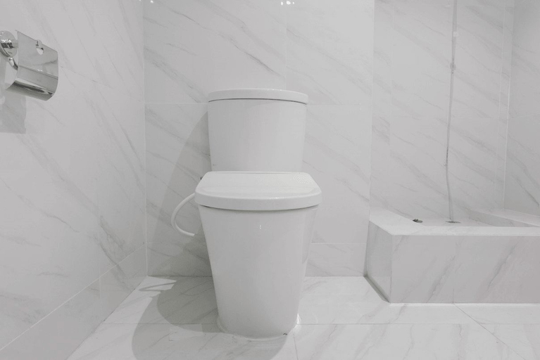 Bathroom, Comfy and Elegant 1BR Branz BSD Apartment By Travelio, Tangerang Selatan