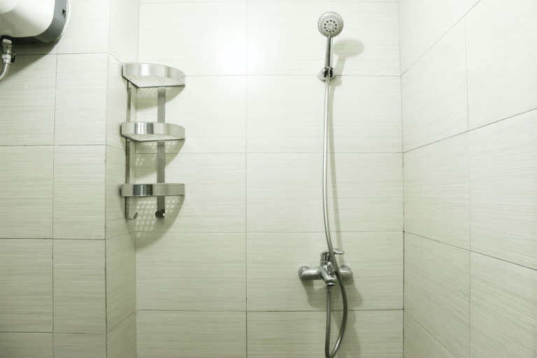 Bathroom 2, Modern Look 2BR Gateway Pasteur Apartment By Travelio, Bandung
