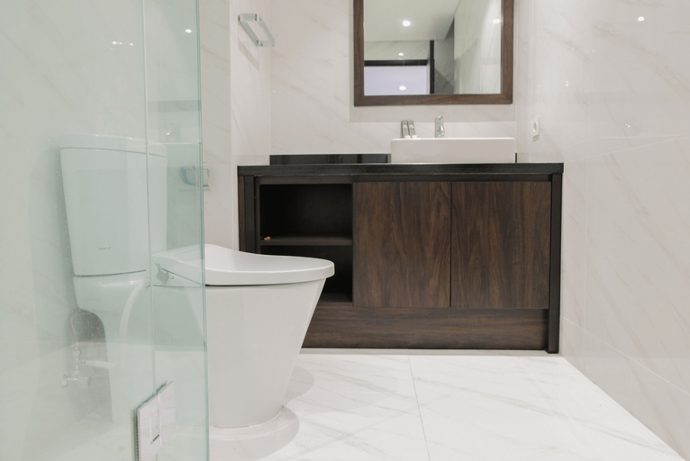 Bathroom 5, Elegant Best View 1BR Branz Apartment By Travelio, Tangerang Selatan