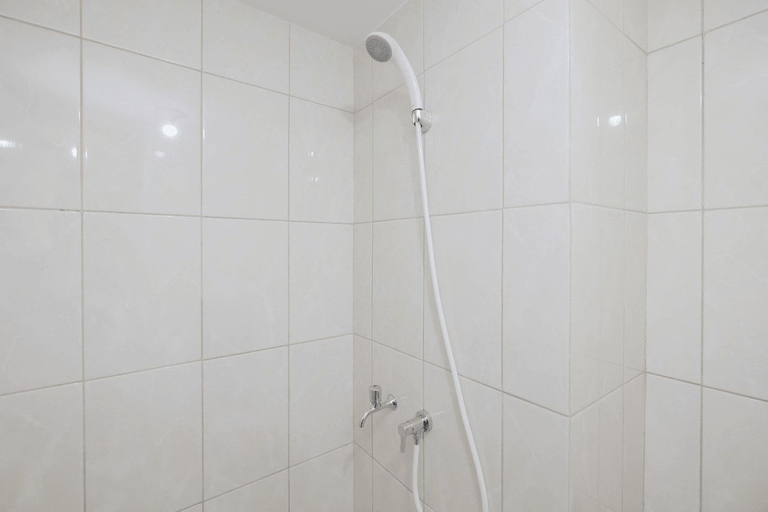Bathroom 5, Stylish and Posh Studio Springlake Summarecon Bekasi Apartment By Travelio, Bekasi