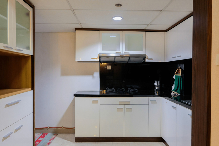 Others 4, Homey and Relaxing 2BR @ Kondominium Golf Karawaci Apartment By Travelio, Tangerang
