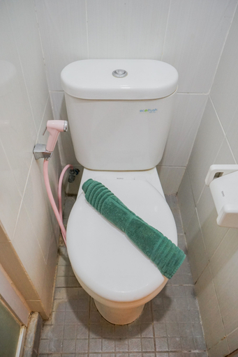 Bathroom 5, Cozy Stay @ Studio 19 Avenue Apartment By Travelio, Tangerang