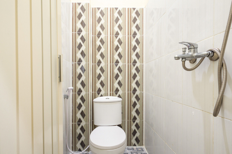 Bathroom 3, RedDoorz @ Rungkut, Surabaya