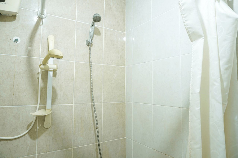 Bathroom 5, Elegant Studio Apartment at Nifarro Park By Travelio, Jakarta Selatan