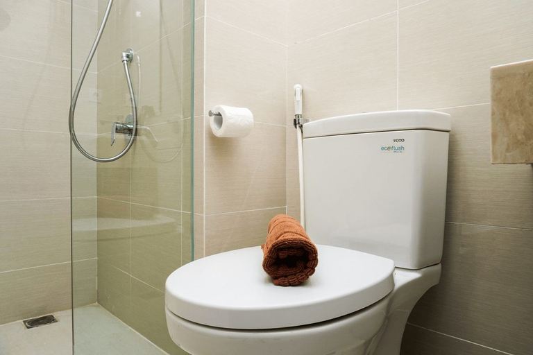 Bathroom 5, Minimalist Studio Room at Puri Mansion Apartment By Travelio, Jakarta Barat