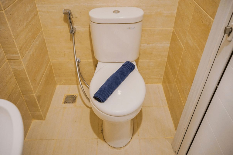 Bathroom 5, Cozy and Functional Studio Apartment at Springwood Residence By Travelio, Tangerang