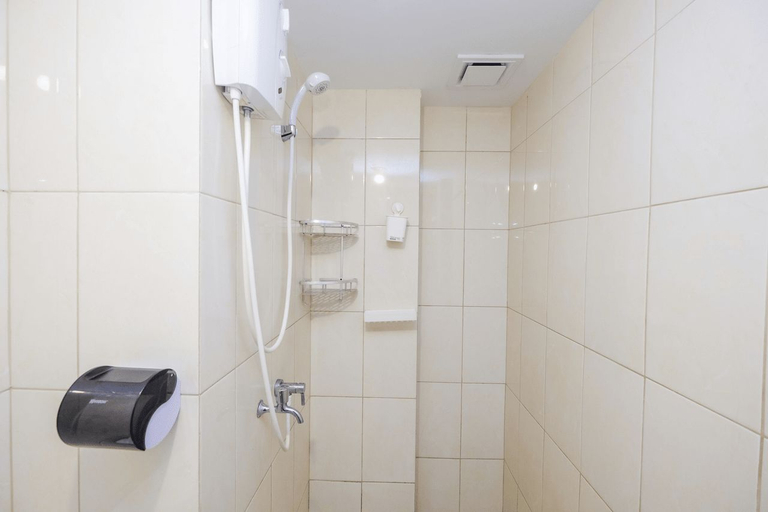 Bathroom 5, Pool View and Homey 2BR Apartment @ Springlake Summarecon By Travelio, Bekasi