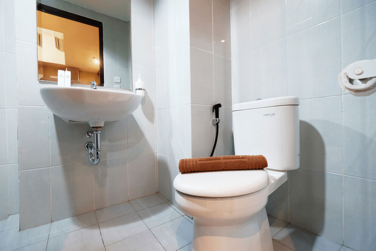 Bathroom 5, Brand New 1BR Casa De Parco Apartment By Travelio, Tangerang