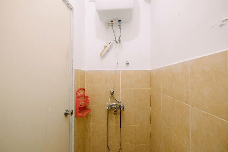 Bathroom, Homey 1BR at Menteng Square Apartment By Travelio, Central Jakarta