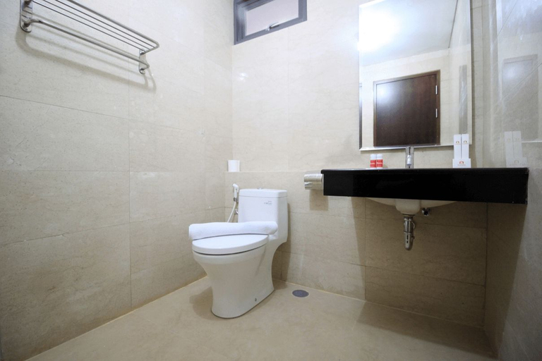 Bathroom, 1BR Suite L'avenue Apartment Pancoran By Travelio, South Jakarta