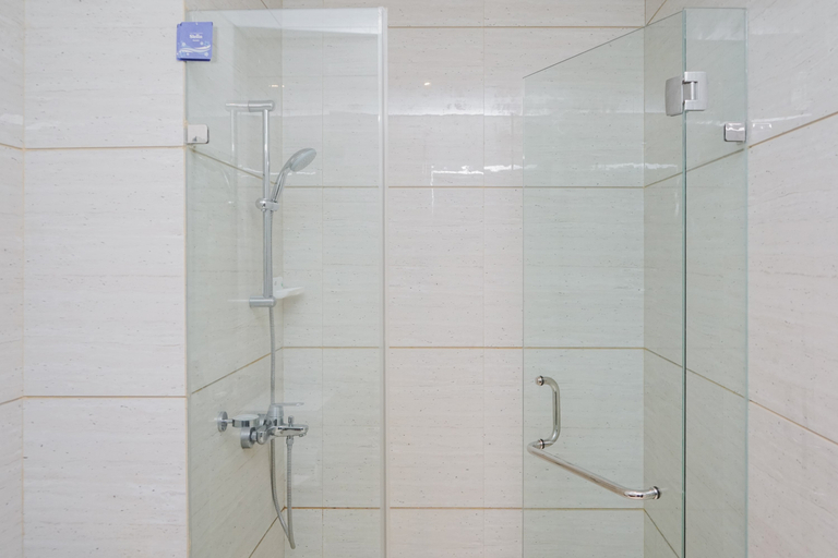 Bathroom 5, Chic and Strategic Studio Brooklyn Alam Sutera Apartment By Travelio, Tangerang