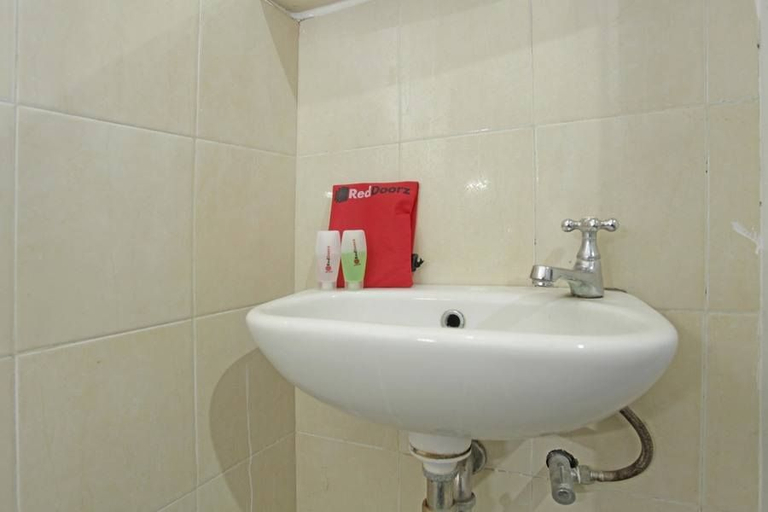 Bathroom 5, RedDoorz @ Soekarno Hatta 2, Malang