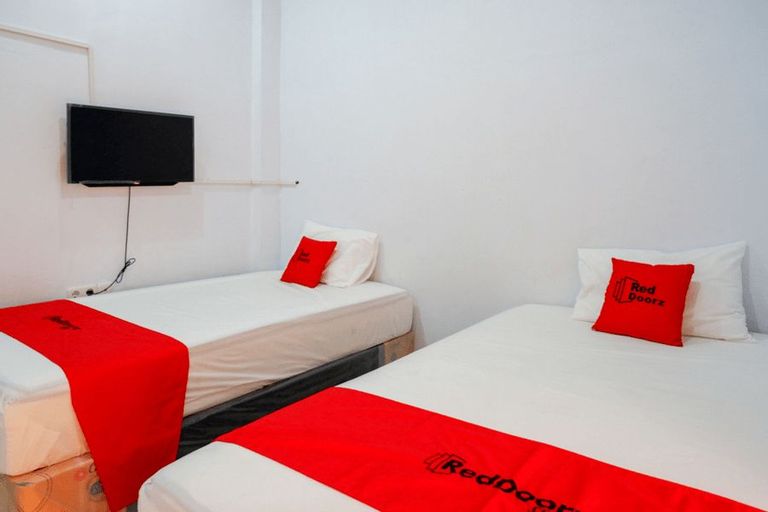 Bedroom 4, RedDoorz Plus @Hawai Inn Near Mall of Panakukang, Makassar
