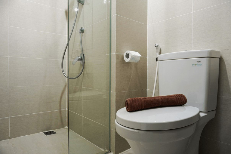 Bathroom 5, Affordable 1BR Puri Mansion Apartment By Travelio, West Jakarta
