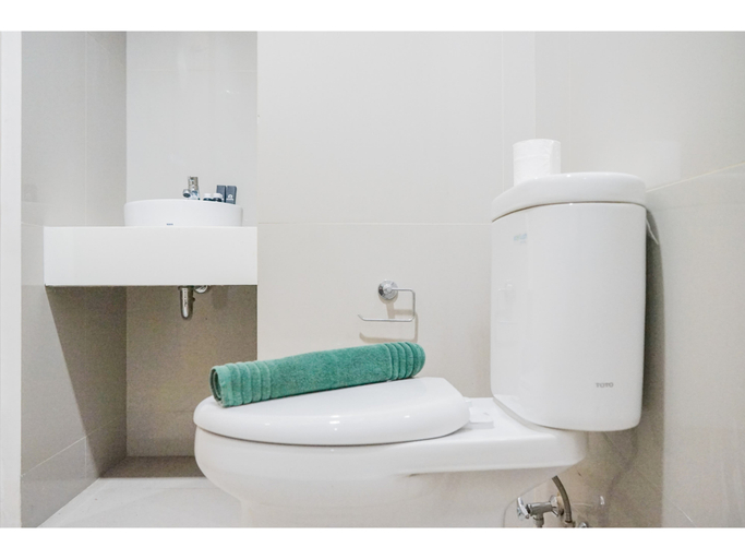 Bathroom 5, Wonderful Studio Apartment at Tree Park By Travelio, Tangerang Selatan