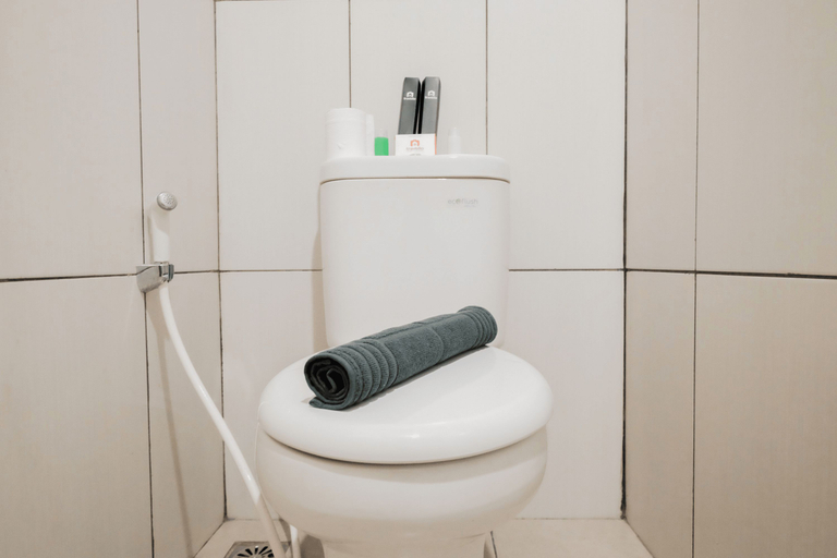 Bathroom 5, Fabulous Studio Grand Kamala Lagoon Apartment By Travelio, Bekasi