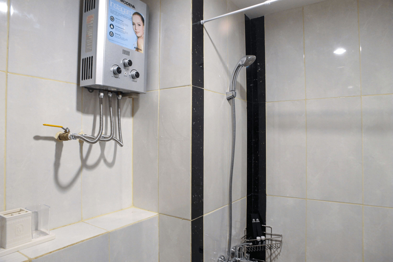 Bathroom 5, Minimalist and Comfy 1BR Grand Kamala Lagoon Apartment By Travelio, Bekasi