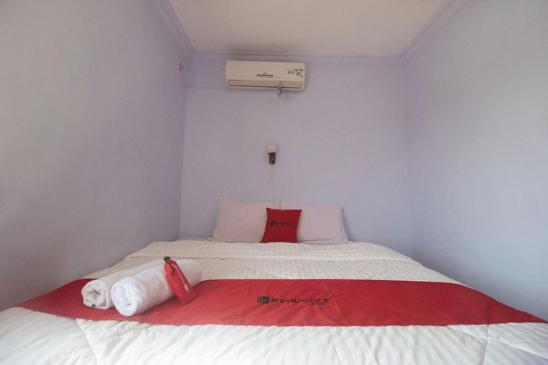 Bedroom 4, RedDoorz near Pantai Boom, Banyuwangi