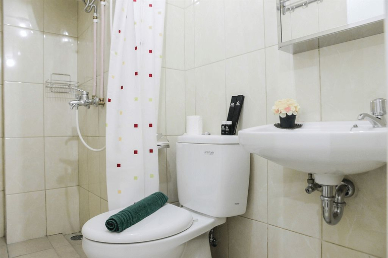Bathroom 5, Exclusive 2BR Springlake Summarecon Bekasi Apartment By Travelio, Bekasi