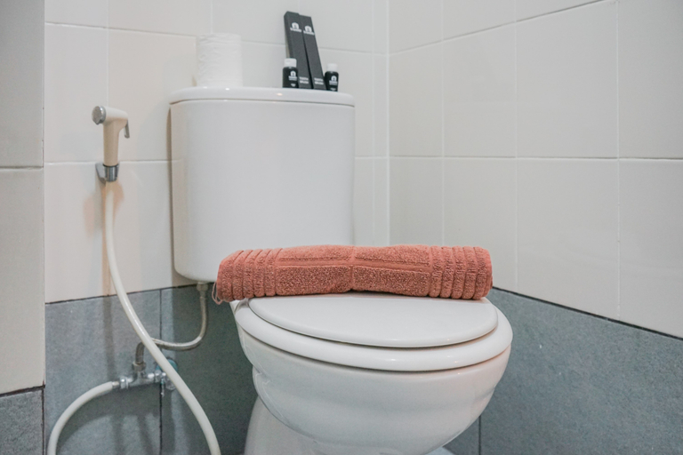 Bathroom 5, Fresh Studio Apartment at Akasa Pure Living BSD By Travelio, South Tangerang