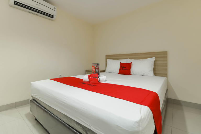 Bedroom 1, RedDoorz Plus near Harmoni Gajah Mada, West Jakarta