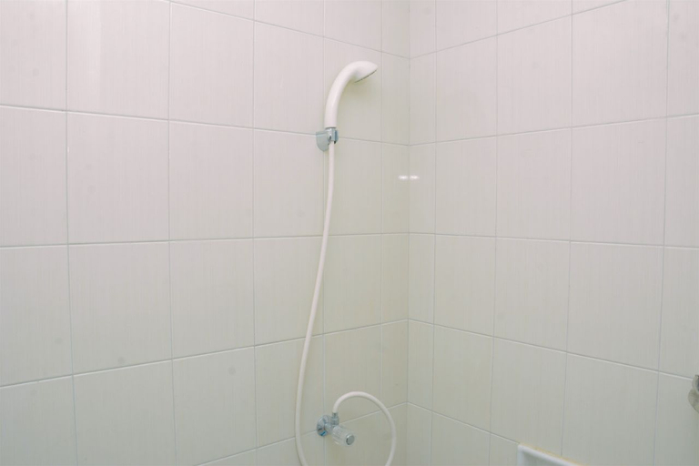 Bathroom 2, Cozy and Modern Signature Park Grande Studio Apartment By Travelio, Jakarta Timur