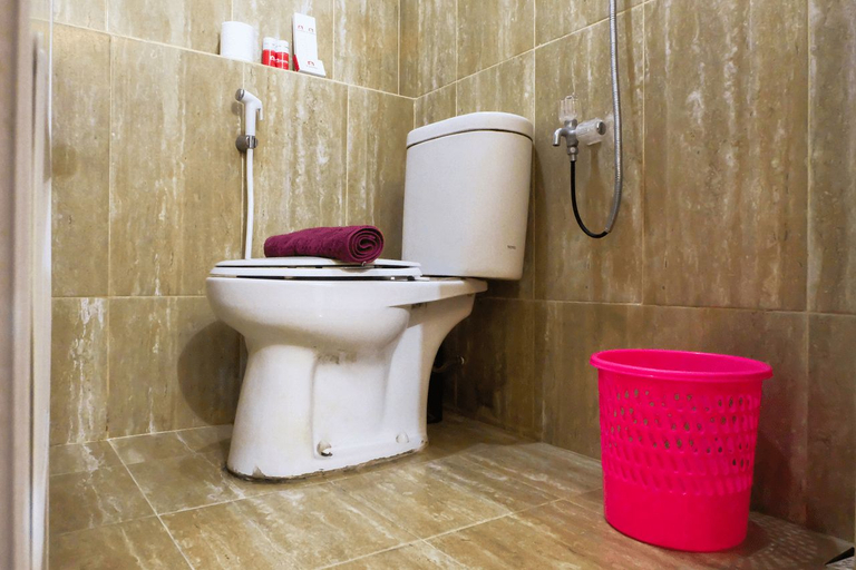 Bathroom 5, New Furnished 2BR with Sofa Bed Green Pramuka Apartment By Travelio, Jakarta Pusat