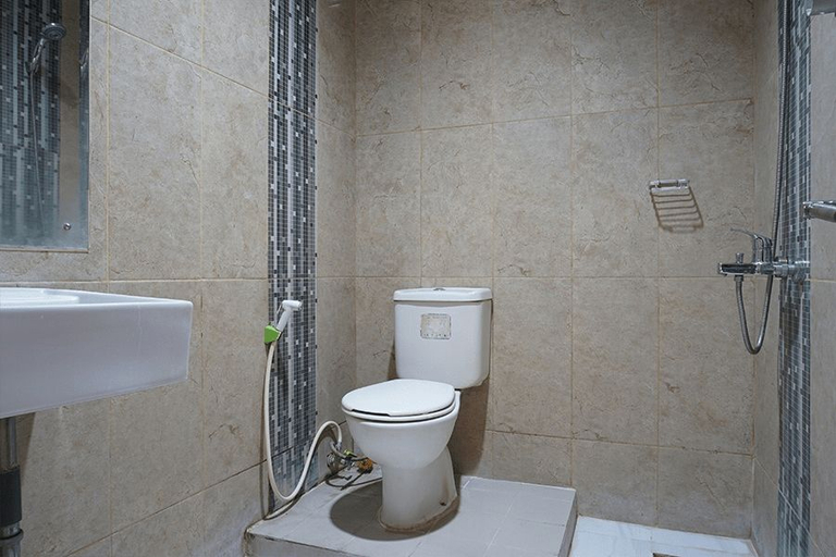 Bathroom 4, RedDoorz near Kemang Square, South Jakarta