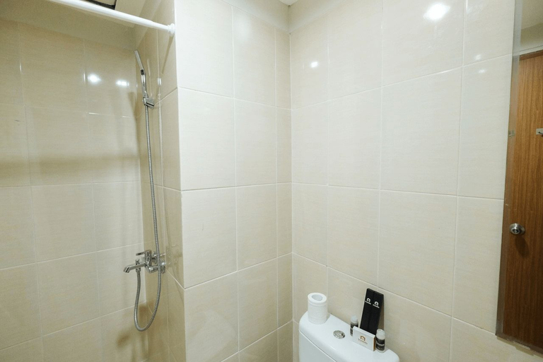 Bathroom 5, Cozy 1BR Oasis Apartment By Travelio, Cikarang