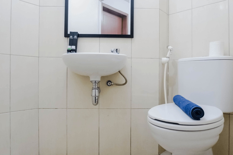 Bedroom 3, Comfortable 2BR Apartment at Pavilion Permata by Travelio, Surabaya