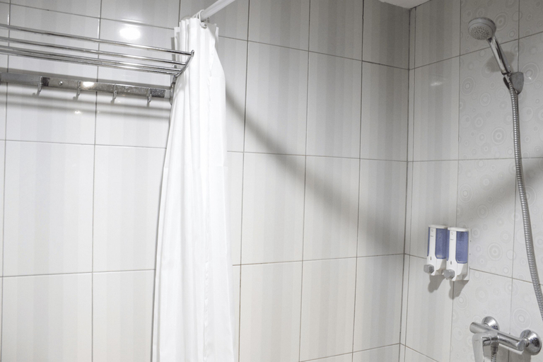 Bathroom 5, Trendy Studio Room @ Galeri Ciumbuleuit 2 Apartment By Travelio, Bandung