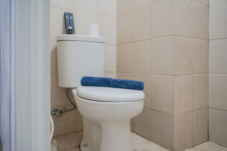 Bathroom 5, Furnished and Simple Living Studio Serpong Greenview Apartment By Travelio, Tangerang Selatan