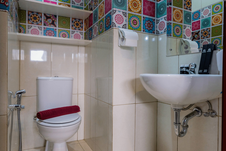 Bathroom 5, Minimalist 2BR at Asatti Apartment By Travelio, Tangerang Selatan