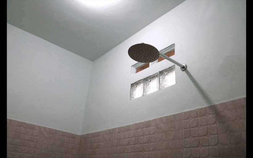 Bathroom 3, Arrys Watukarung Surf Camp, Pacitan