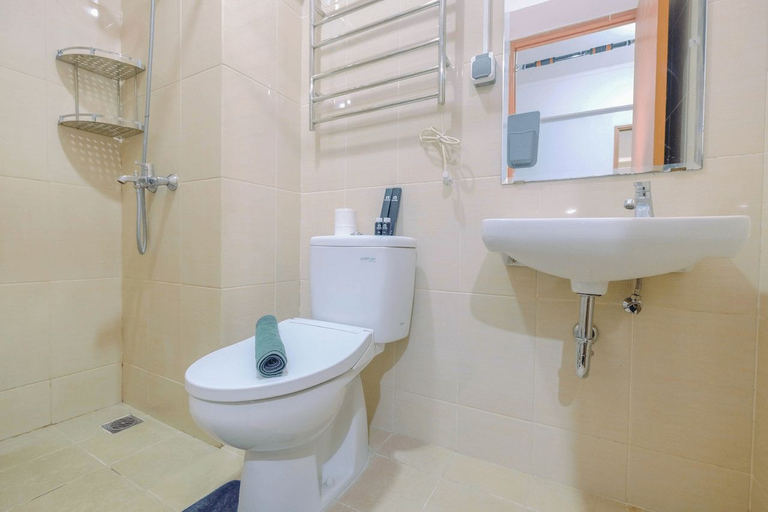 Bathroom 5, Minimalist and Posh 1BR The Oasis Cikarang Apartment By Travelio, Cikarang