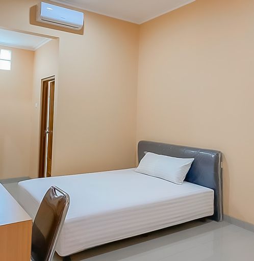 Bedroom 3, Shofy Guest House Syariah Mitra RedDoorz, Bandung