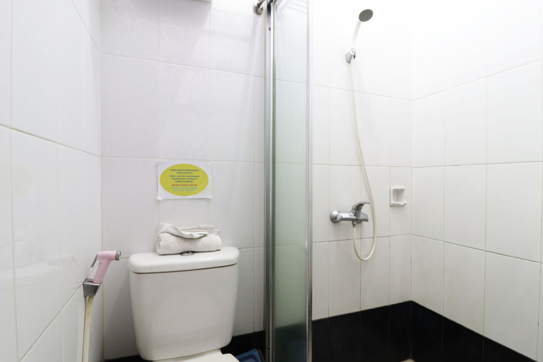 Bathroom 5, 58 Guesthouse Tangerang, South Tangerang