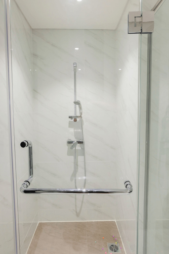 Bathroom 3, Elegant Best View 1BR Branz Apartment By Travelio, South Tangerang