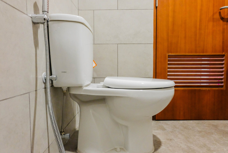 Bathroom 5, Elegant Studio at Roseville Apartment By Travelio, South Tangerang