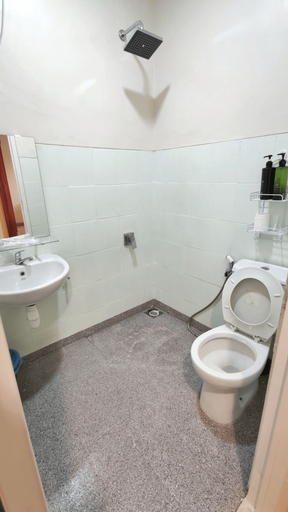 Queen Victoria Apartment Batam - Tap to explore photos