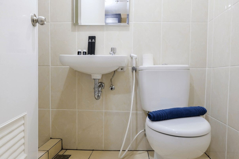 Bathroom 5, Luxury and Cozy Studio M-Town Apartment By Travelio, Tangerang