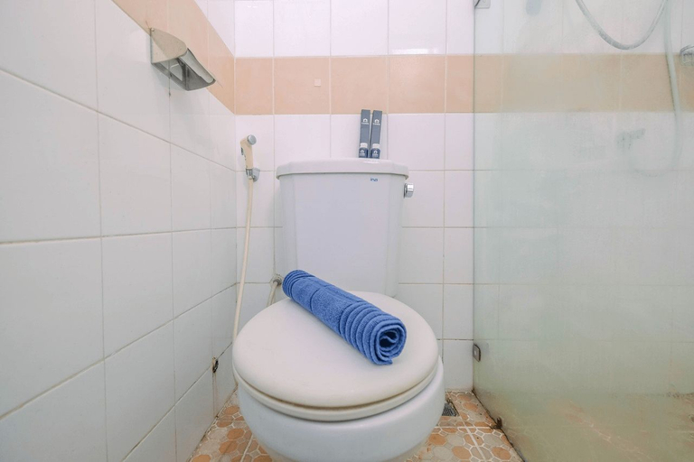 Bathroom 5, Elegant Studio Apartment @ Metropark Condominium Jababeka By Travelio, Cikarang