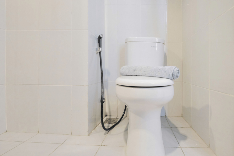 Bathroom 5, Simple Furnished Studio Casa De Parco Apartment By Travelio, Tangerang