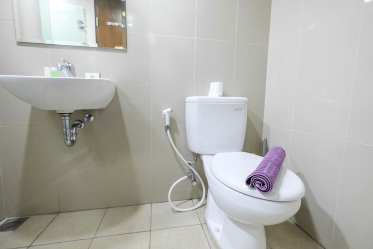 Bathroom 5, 1BR Midtown Signature Apartment with Sofa Bed By Travelio, Tangerang