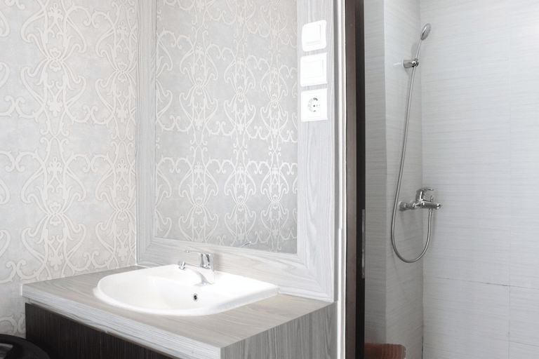 Bathroom 4, Elegant 2BR Gateway Pasteur Apartment near Exit Toll Pasteur By Travelio, Bandung