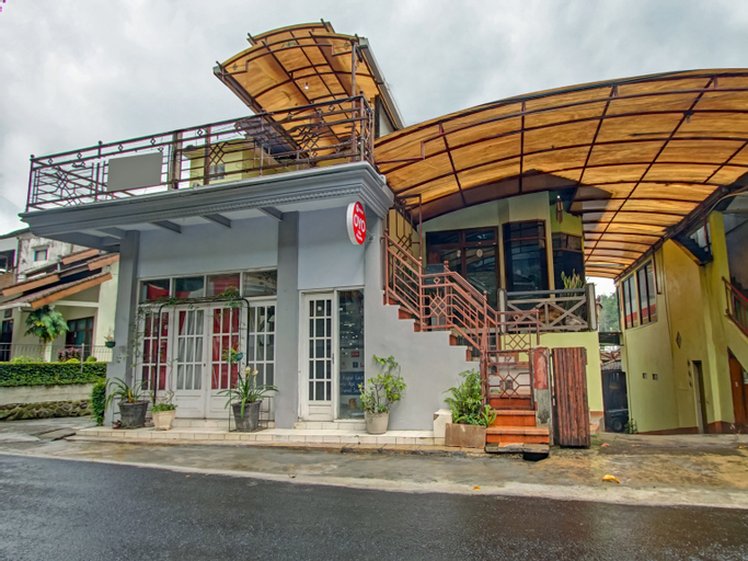 Exterior & Views 2, SUPER OYO 90031 Villa Papada, Malang
