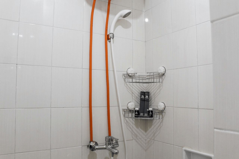 Bathroom 2, Comfy and Strategic Studio Signature Park Grande Apartment By Travelio, Jakarta Timur